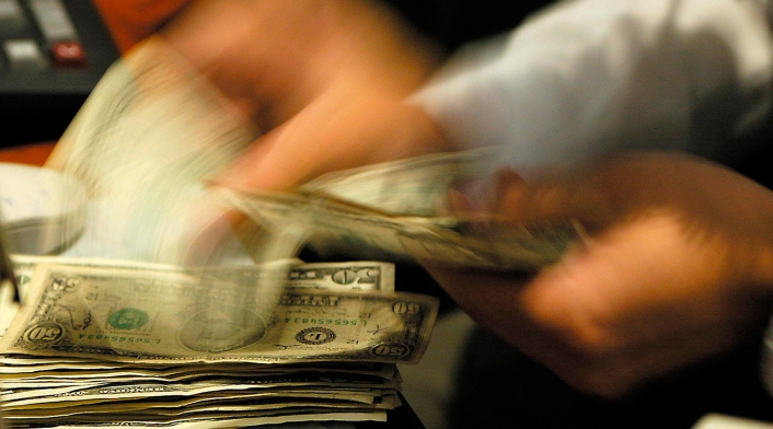 El dólar en venta en una casa de cambio en Bogotá