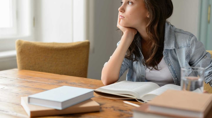 Estudiante meditando