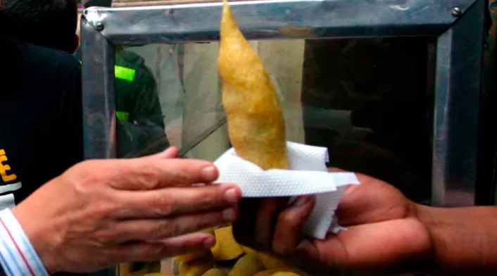 Ciudadano comprando una empanada en Bogotá
