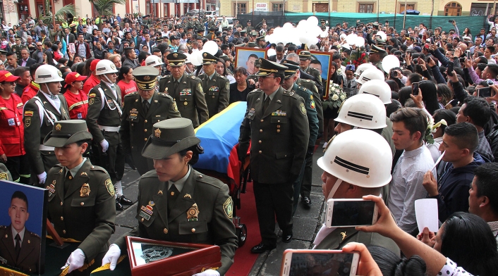 Una multitud dio el último adiós al cadete Cristian Fabián Gonzales Portilla, de 20 años de edad, víctima del atentado a la Escuela General Santander, en Bogotá, el 26 de enero de 2019 en Pasto