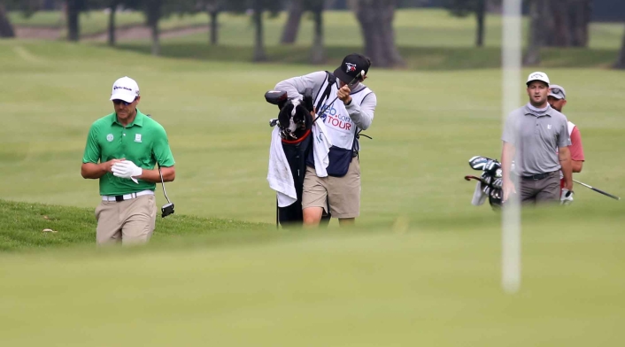 Caddie de golf en el Country Club de Bogotá