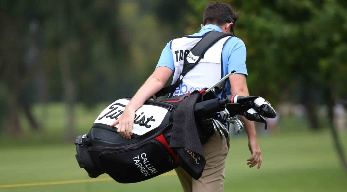 Caddie de golf en el Country Club de Bogotá