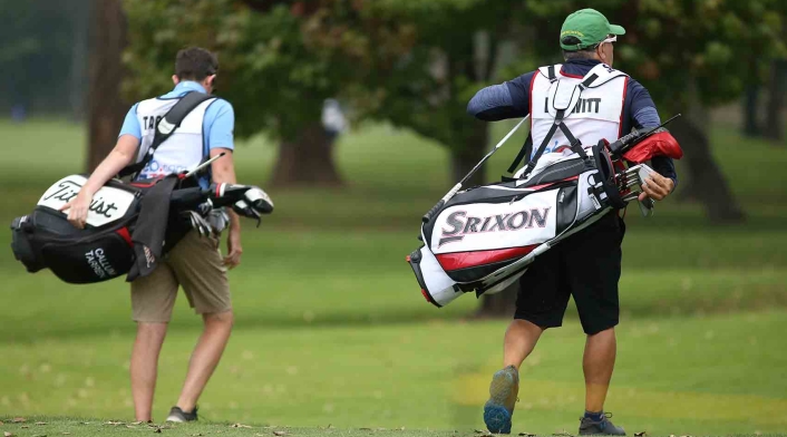 Caddie de golf en el Country Club de Bogotá