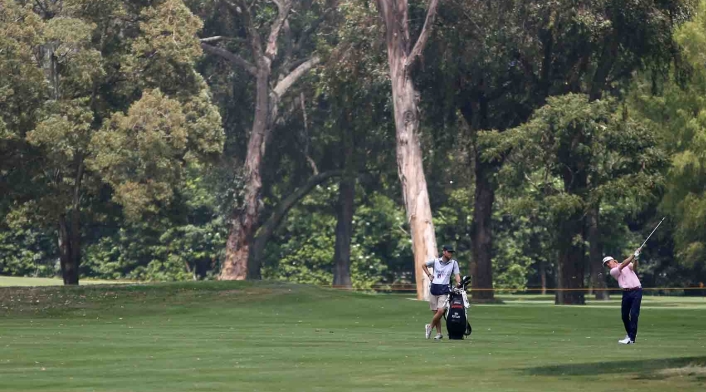 Caddie de golf en el Country Club de Bogotá