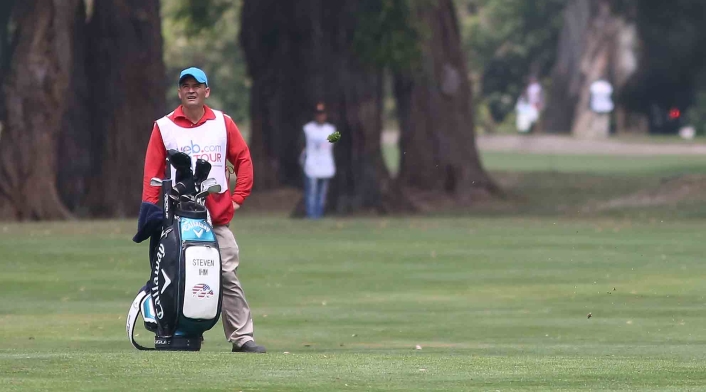 Caddie de golf en el Country Club de Bogotá