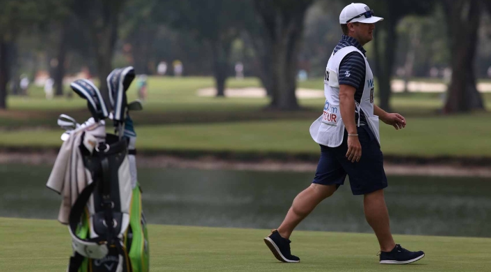 Caddie de golf en el Country Club de Bogotá