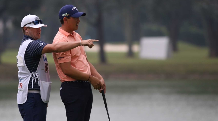 Caddie de golf en el Country Club de Bogotá