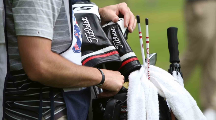 Caddie de golf en el Country Club de Bogotá