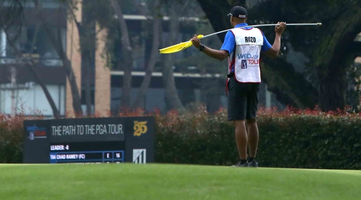 Caddie de golf en el Country Club de Bogotá