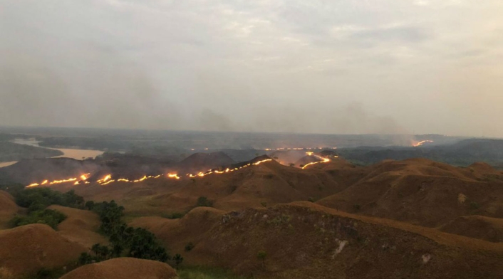 Incendio en el Meta, en el sector conocido como Indio Acostado. Incendio en el Meta, en el sector conocido como Indio Acostado.