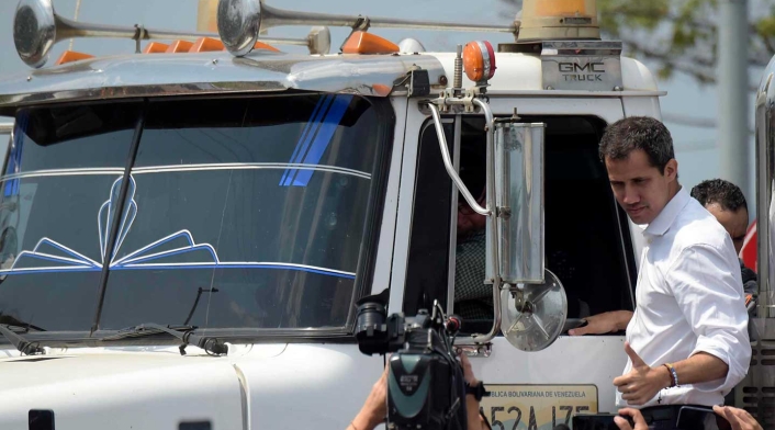 Juan Guaidó, ingresando ayudas humanitarias