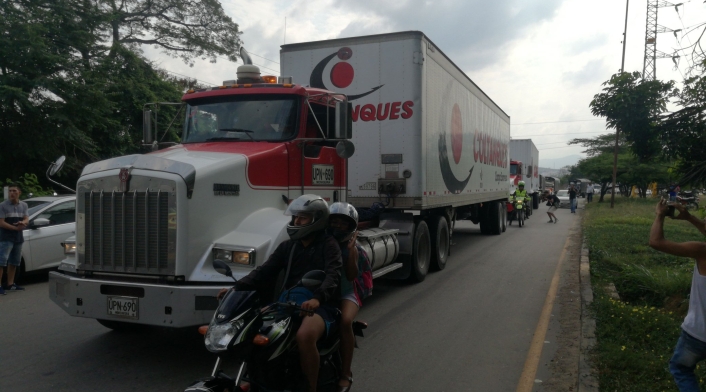 Vehículos transportando las ayudas humanitarias a territorio venezolano Vehículos transportando las ayudas humanitarias a territorio venezolano