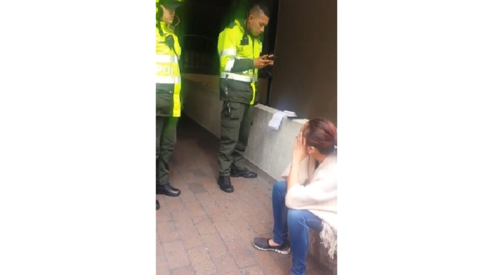 Le impusieron una multa por preguntar por el costo de una empanada en la calle.
