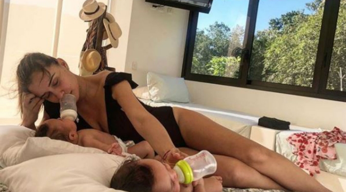 María Clara Rodríguez alimentando sus mellizos al tiempo.