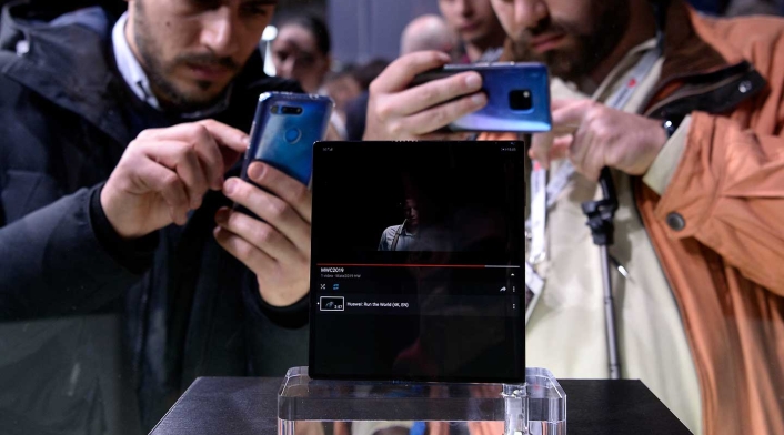 Huawei también presenta un teléfono con pantalla plegable, el Mate X.