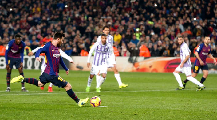 Lionel Messi anotándole de penal a Valladolid