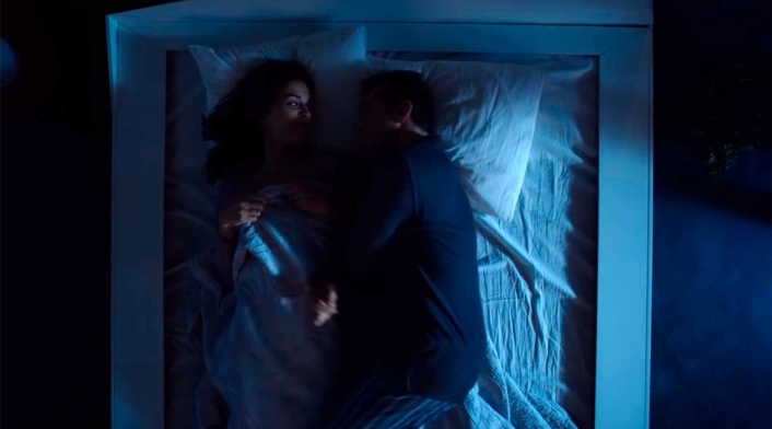Pareja compartiendo cama