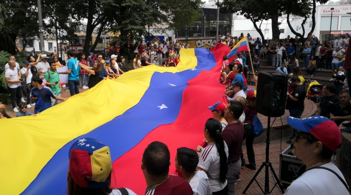 Plantón venezolano en el Parque de El Poblado en Medellín.