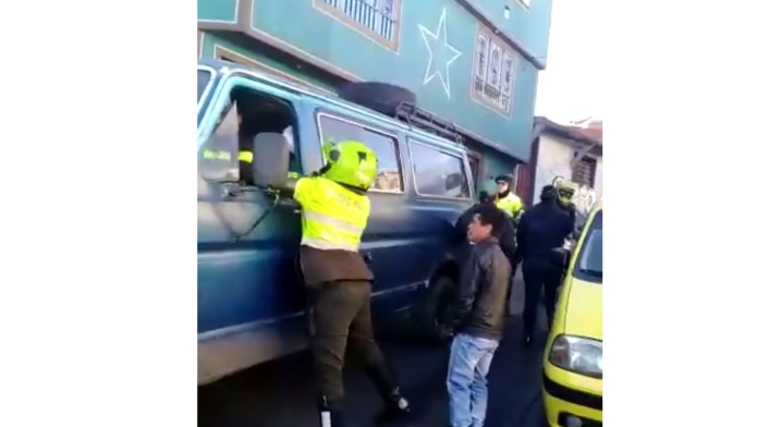 Policías son agredidas en procedimiento contra transporte ilegal.