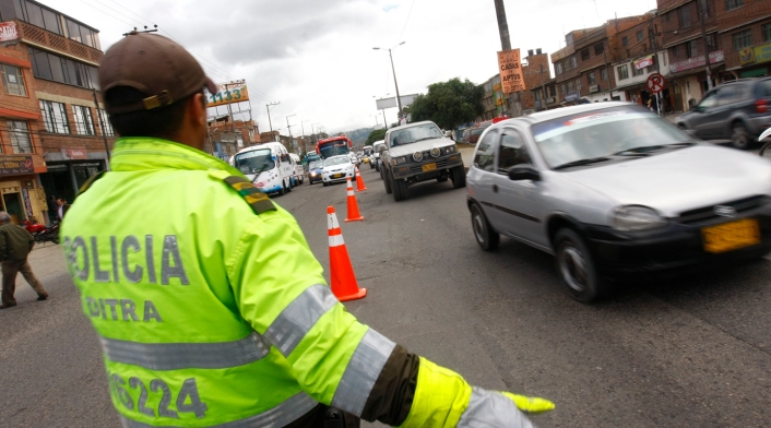 Un policía de tránsito ejerciendo su labor en Bogotá