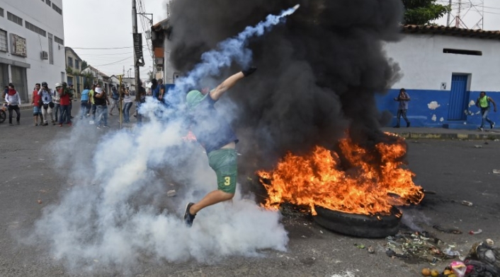Manifestantes se enfrentan a la Guardia Nacional en Ureña