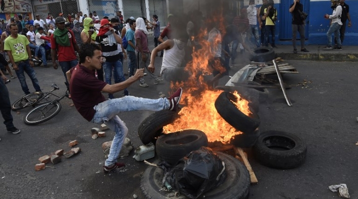 Manifestantes se enfrentan a la Guardia Nacional en Ureña