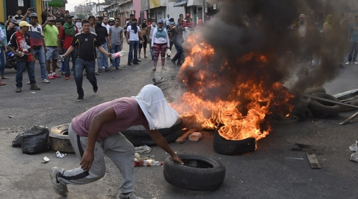 Manifestantes se enfrentan a la Guardia Nacional en Ureña