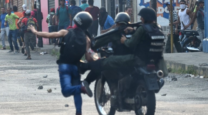 Manifestantes se enfrentan a la Guardia Nacional en Ureña