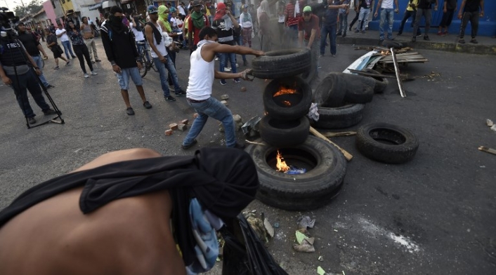 Manifestantes se enfrentan a la Guardia Nacional en Ureña