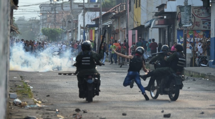 Manifestantes se enfrentan a la Guardia Nacional en Ureña