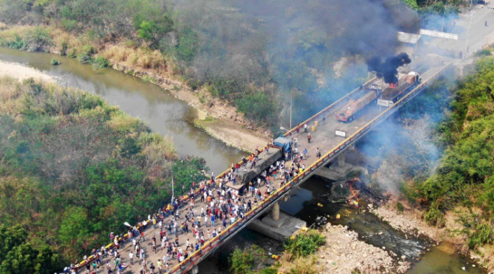 Camiones con ayuda en la zona de frontera con Venezuela