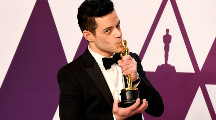 Rami Malek con su galardón de los Premios Óscar