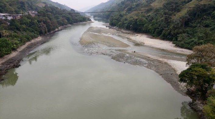 Más de 700 personas, en su mayor parte campesinos y pescadores de la zona, fueron contratadas y capacitadas para realizar el rescate efectivo de peces y otras especies en el Río Cauca Más de 700 personas, en su mayor parte campesinos y pescadores de la zona, fueron contratadas y capacitadas para realizar el rescate efectivo de peces y otras especies en el Río Cauca
