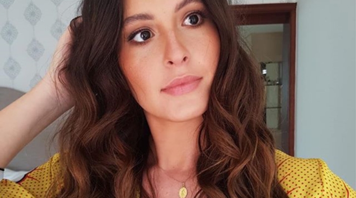 La ex Señorita Colombia compartió una fotografía de su pequeña bebé en su pecho, junto a su esposo.