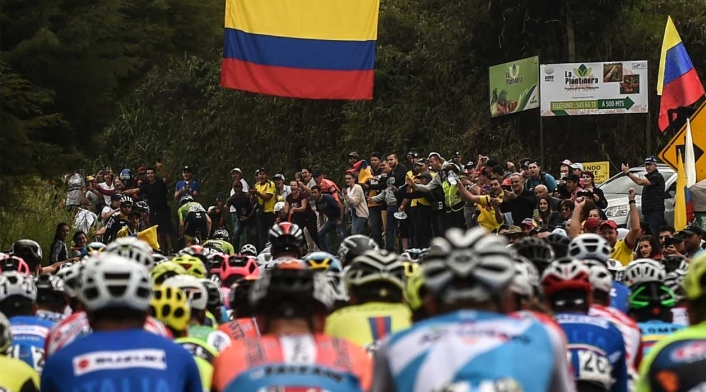 Los corredores durante la segunda etapa del Tour Colombia