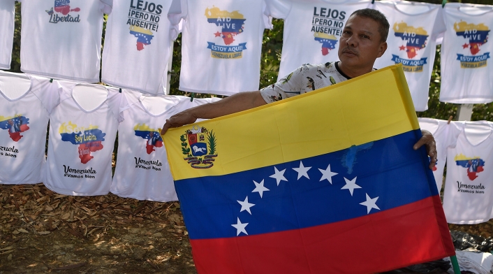 Venezolanos vendiendo camisetas en pleno concierto Venezuela Aid Live