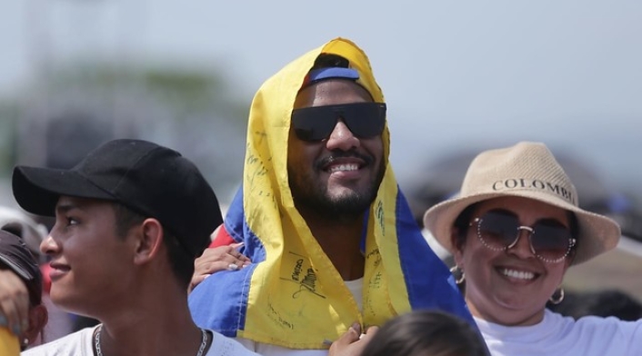 El sol no es impedimento para los venezolanos en el puente Tienditas