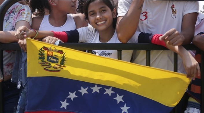 Menores de edad disfrutando del concierto Venezuela Aid Live