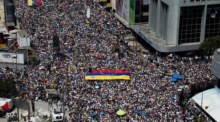 La oposición venezolana marchando en Caracas (Venezuela), el 2 de febrero de 2019