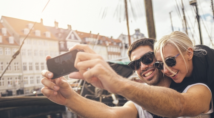 Viajeros disfrutando mientras se toman una fotografía
