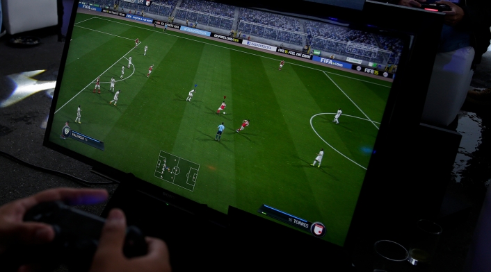 Un gamer jugando videojuegos de fútbol