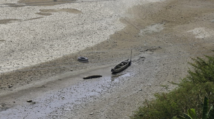 La zozobra persigue a los habitantes de Puerto Valdivia que nacieron y crecieron al lado del río. Cause del río Cauca tras el cierre de la segunda compuerta de Hidroituango