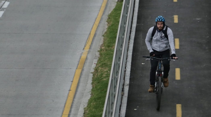 Ciclista aprovecha el día sin carro y sin moto en Bogotá