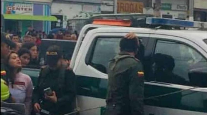 Tres hombres los abordaron y les dispararon en varias ocasiones.
