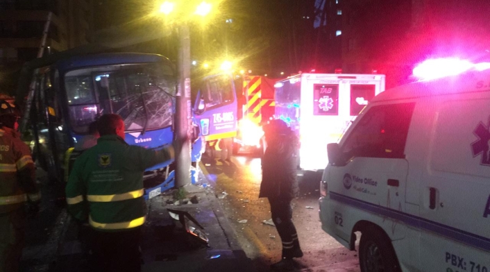 Bus del SITP chocó contra poste de luz