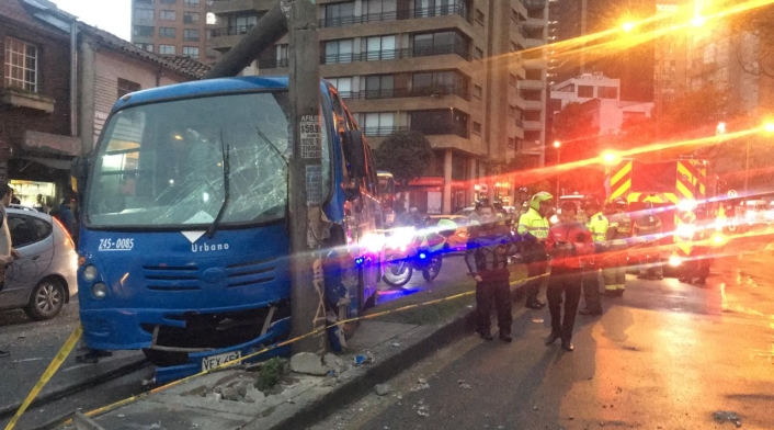 Bus del SITP se accidentó contra un poste en Teusaquillo.