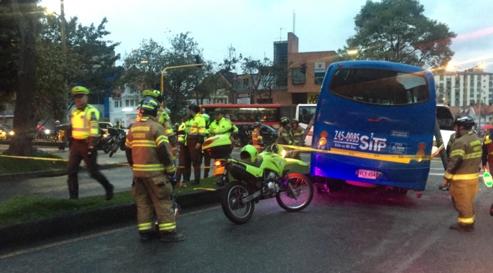 Bus del SITP se accidentó contra un poste en Teusaquillo.