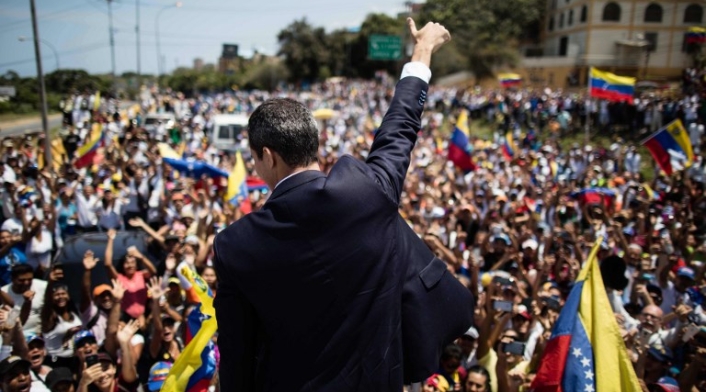 Juan Guaidó (de espaldas) saluda a la multitud que lo recibió en Caracas