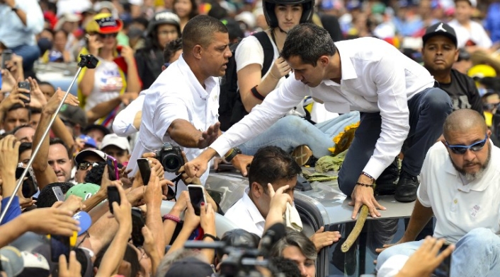 Juan Guaidó saluda a una multitud Juan Guaidó saluda a una multitud