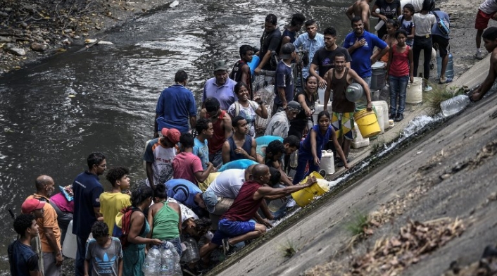 Caraqueños toman agua del contaminado río Guaire, ante escasez